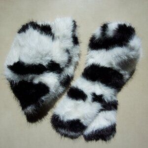 Unbranded - Fuzzy B&W Hat & Scarf Set
